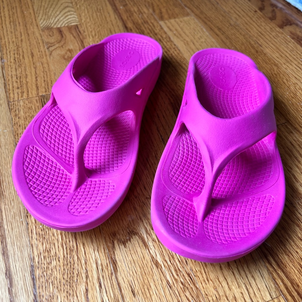 Oofos Ooriginal sandals. HOT PINK